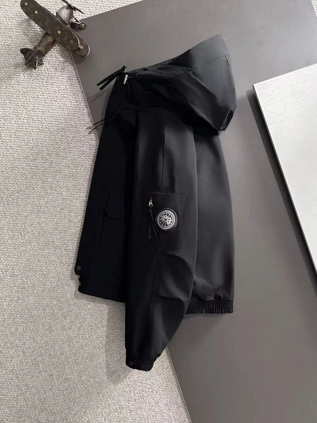 Two-day delivery time P960 Big Goose 🔥🔥 High-end customization 2025 winter official website's latest popular down jacket. Original custom-made hardware accessories for customers, all imported and original customization. Welcome to compare at the counter. Absolutely high quality. Use top-grade 90 white goose down. Super soft. Filled with fluffy and full feathers. Super heavy work. Fabric workmanship is excellent. The version is super perfect. Note⚠The fabric is super comfortable. Exclusive model. High-end quality. A must-have warm and protective artifact in winter. Size: M-3XL